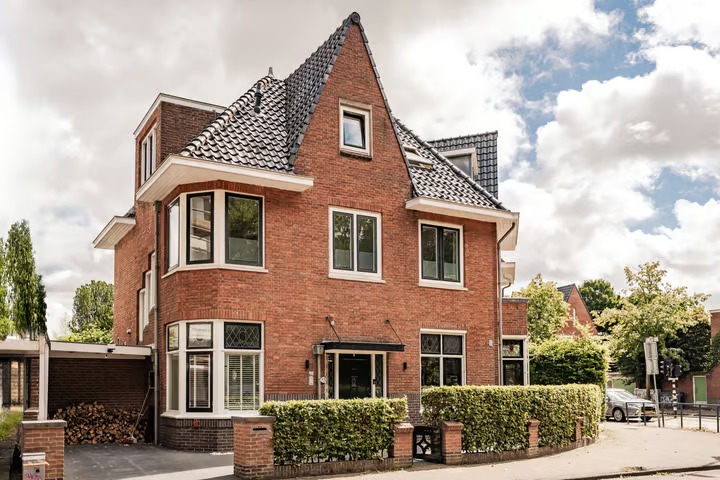 Hoekwoning Kleine Houtweg 53 in Haarlem