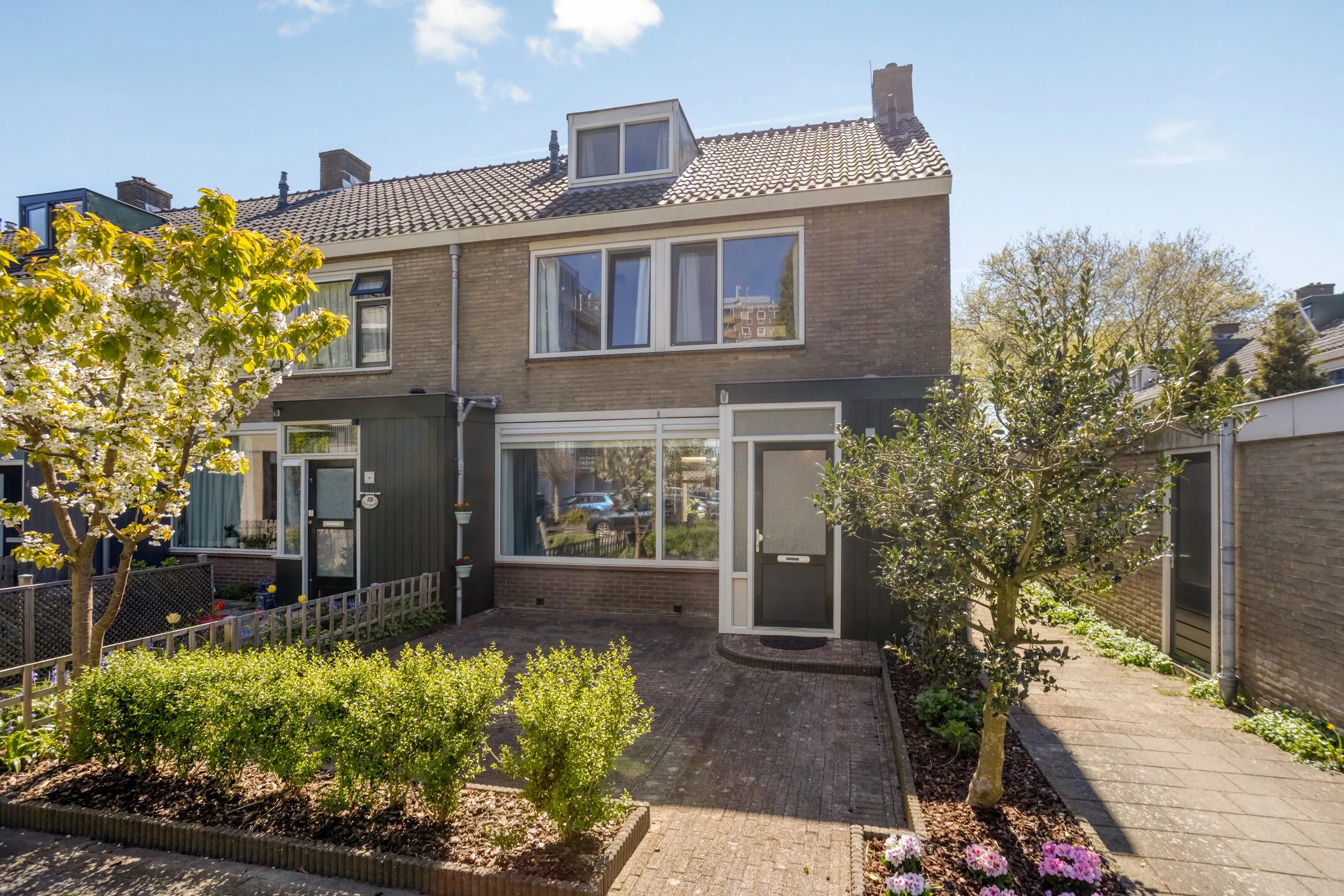 Hoekwoning Madridplantsoen 2 in Haarlem