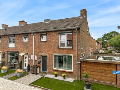 Eengezinswoning, hoekwoning Zonnebloemstraat 2 in Geleen