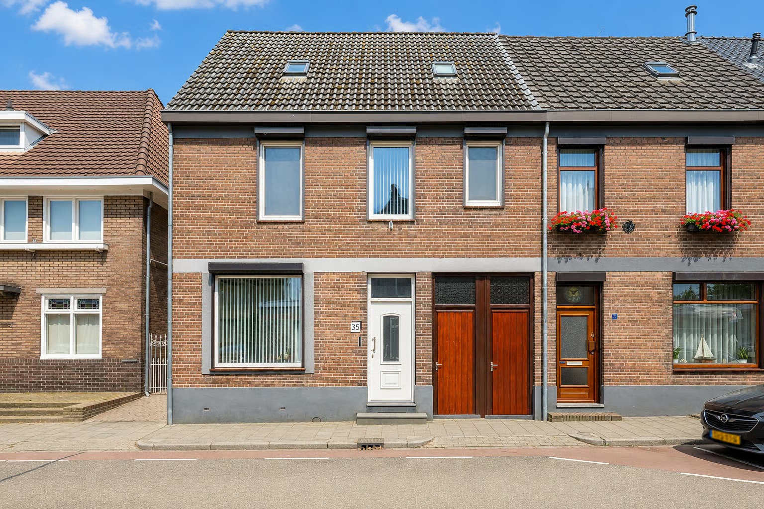 Geschakelde 2-onder-1-kapwoning Kerkstraat 35 in Merkelbeek