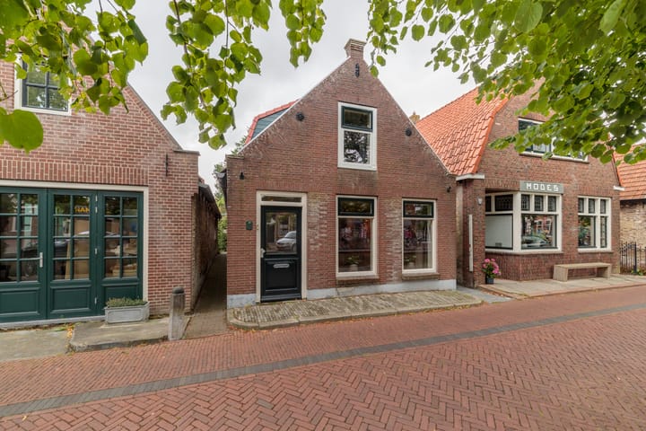 Grachtenpand, vrijstaande woning Raadhuisstraat 59 in Balk