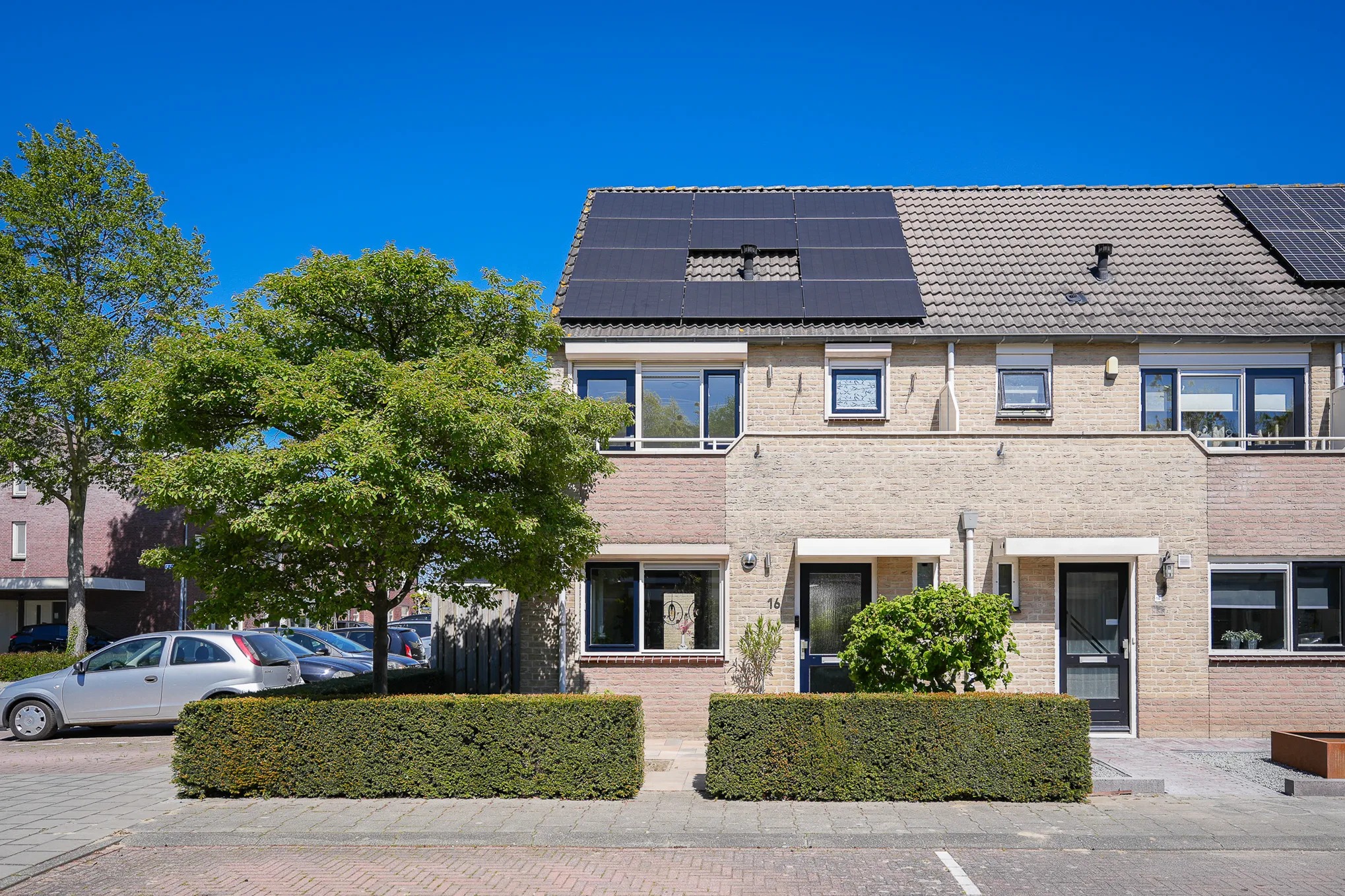 Hoekwoning Donkerbos 16 in Alphen