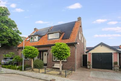 Eengezinswoning, 2-onder-1-kapwoning Dokter Rutgers van der Loeffstraat 11 in Oostzaan