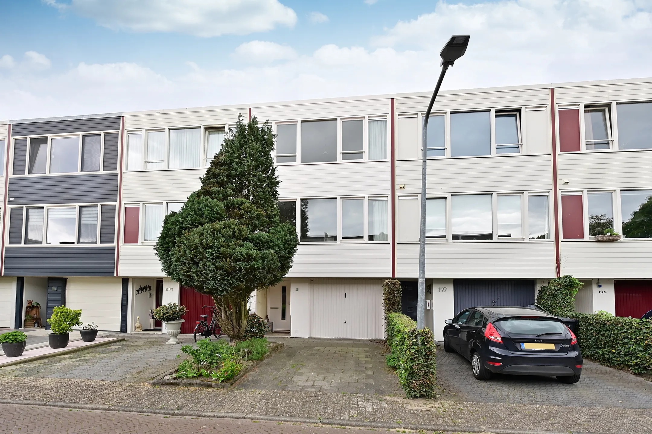 Tussenwoning (drive-in woning) Kloosterlaan 199 Hilversum