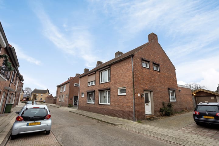 2-onder-1-kapwoning Dr. Poelsstraat 7 in Posterholt