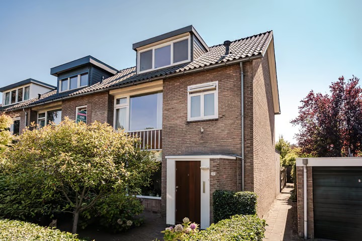 Hoekwoning Reggelaan 17 in Heemstede