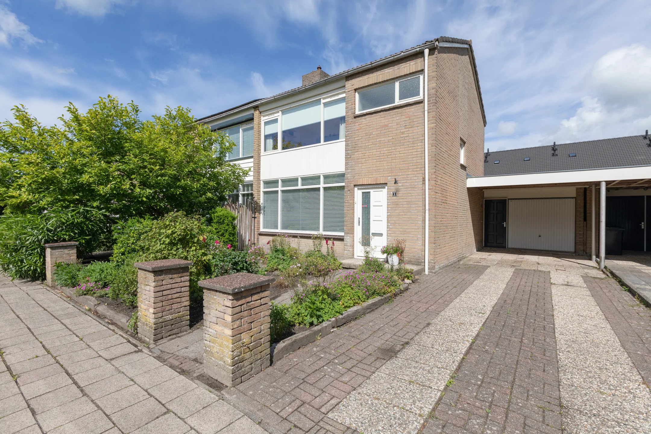 Geschakelde 2-onder-1-kapwoning Pater Schuurmanstraat 5 in Bolsward