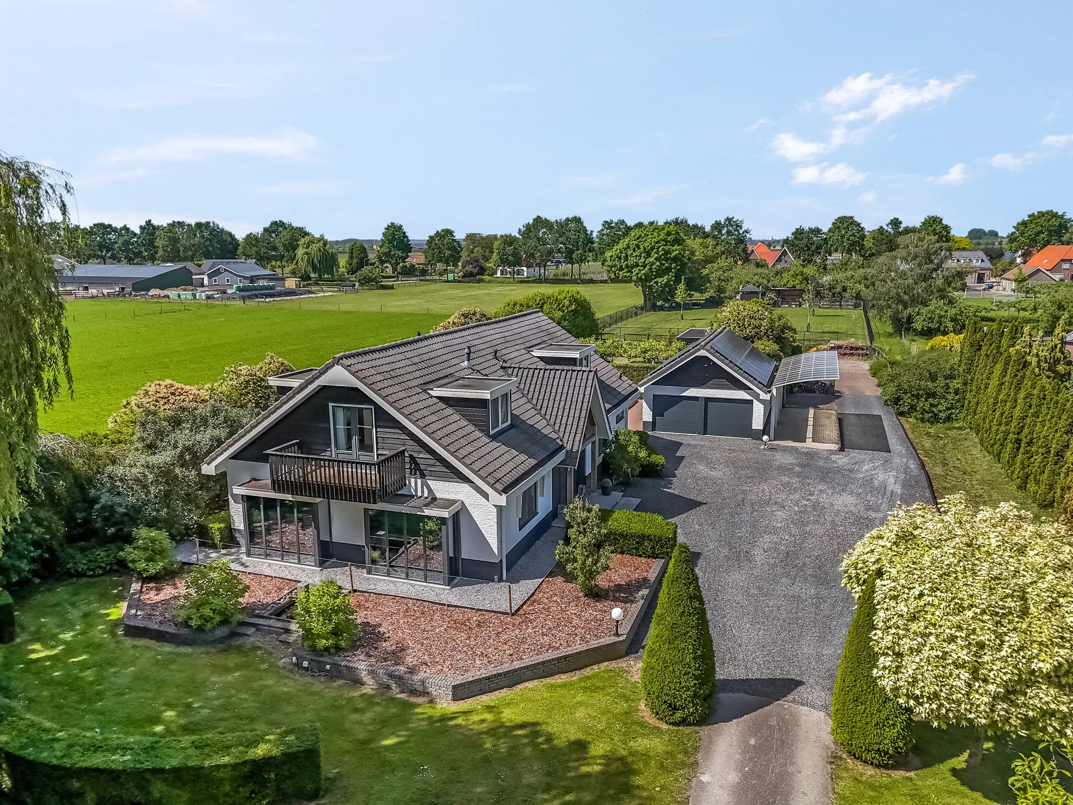 Vrijstaande woning (dijkwoning) Waalbandijk 17 in Dodewaard