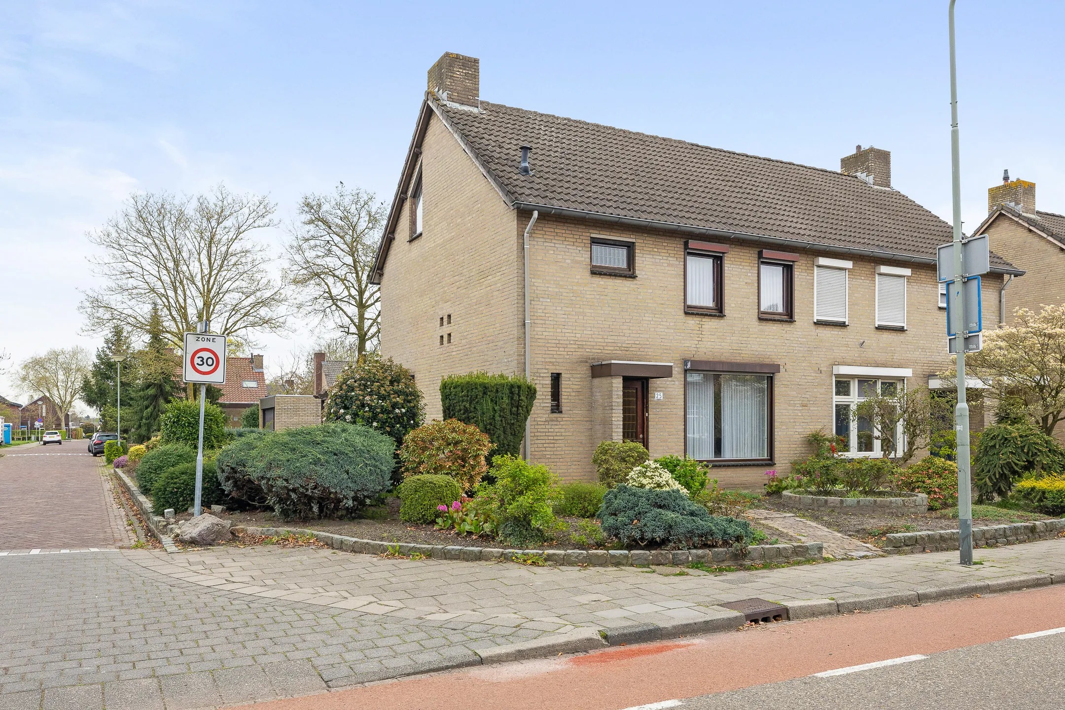 2-onder-1-kapwoning Pastoor Leursstraat 25 in Maasbree