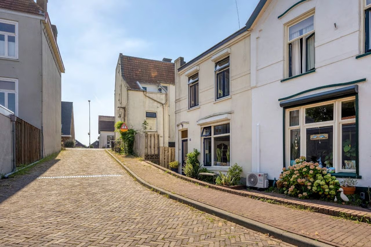 Hoekwoning Julianaplein 23 in Tolkamer