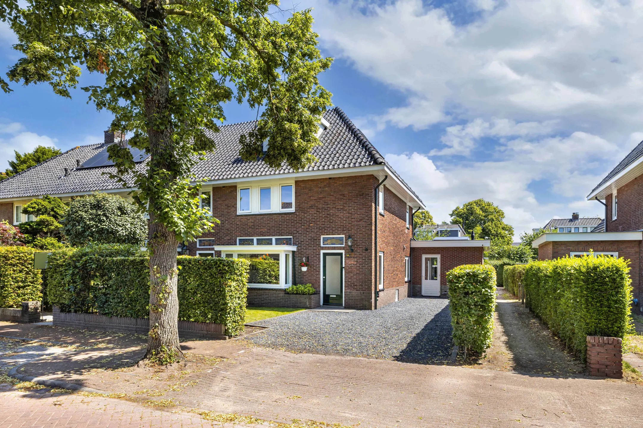 Hoekwoning De Ruyterstraat 54 in Huizen