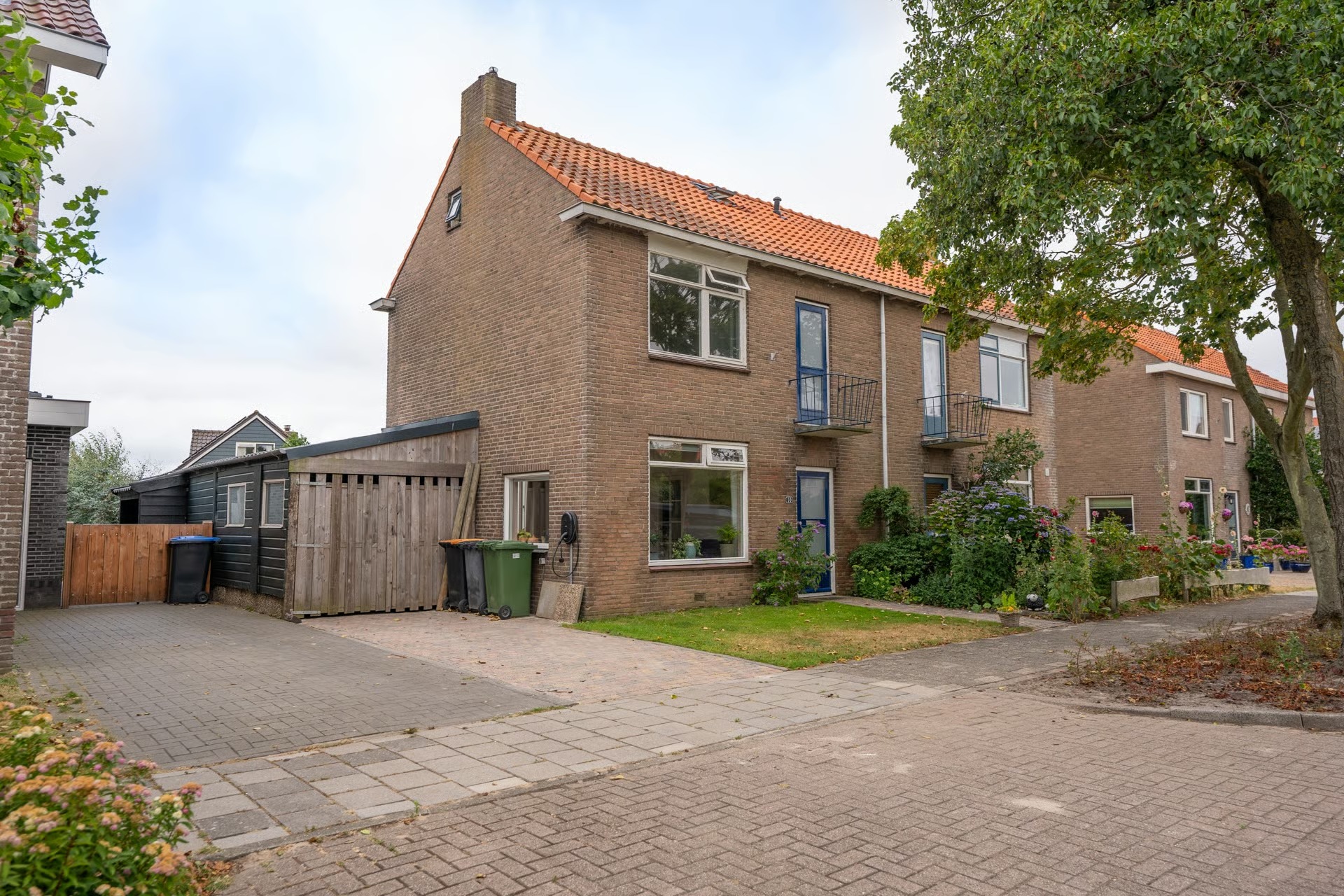 Hoekwoning De Dageraad 10 in Den Hoorn