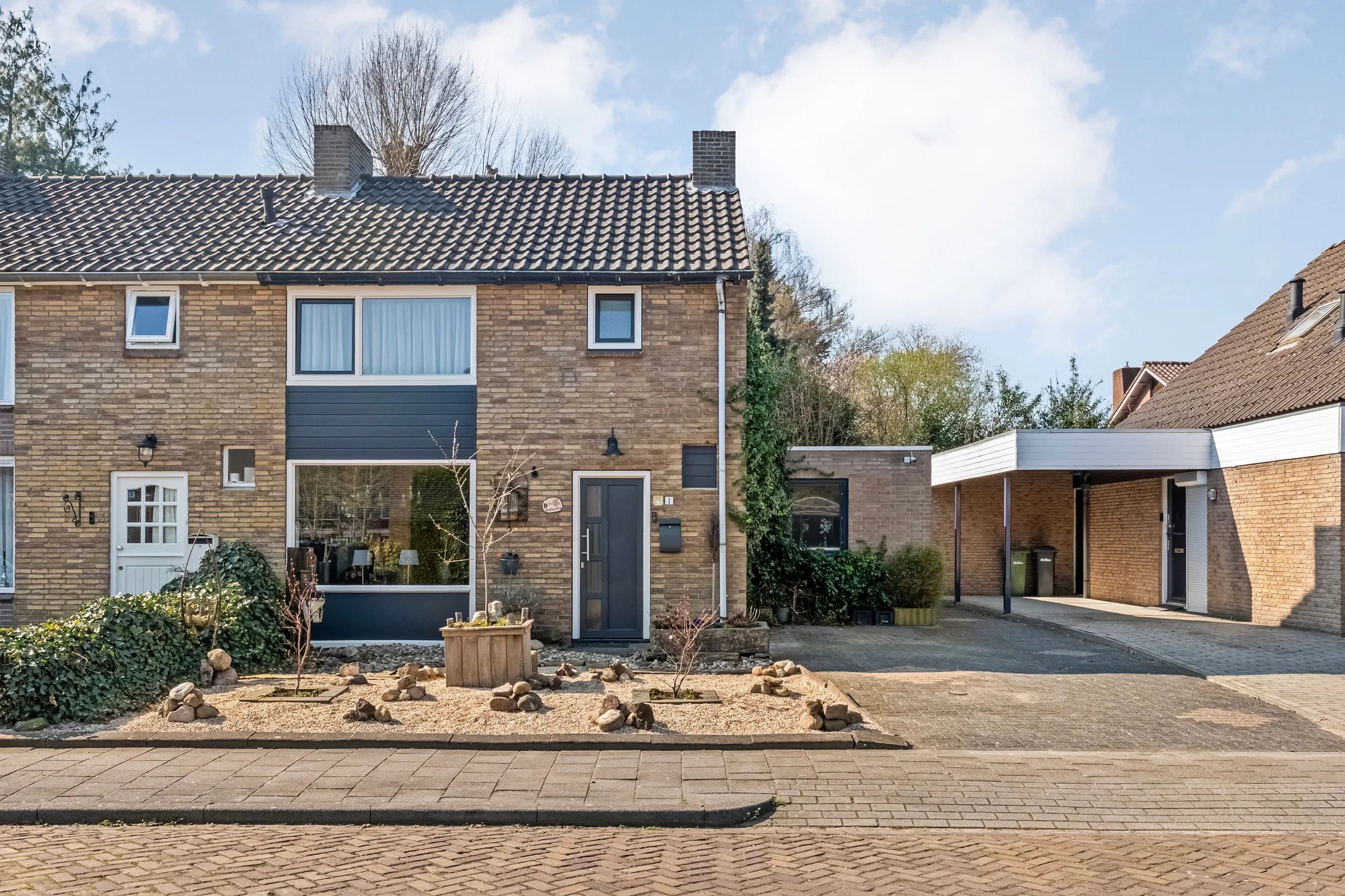 Hoekwoning Rijnstraat 1 in Almelo