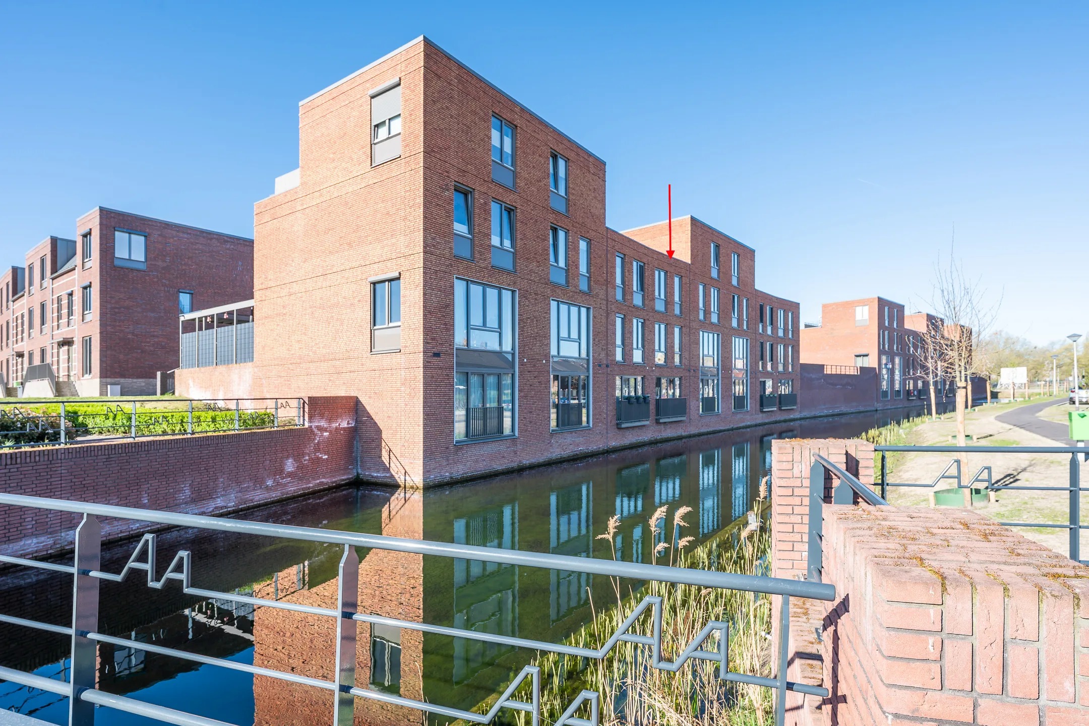 Tussenwoning (waterwoning) Arcostraat 22 in Helmond