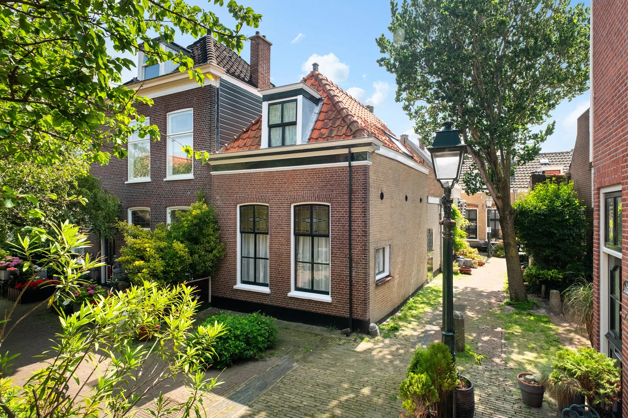 Hoekwoning (hofjeswoning) Werfstraat 40 in Den Haag