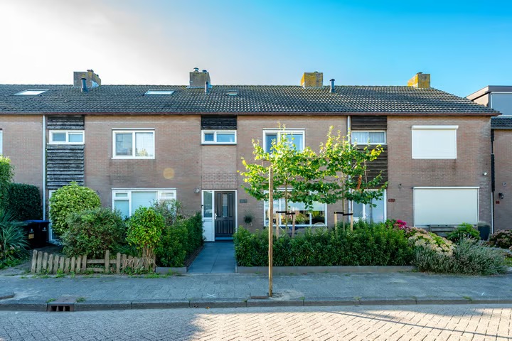 Geschakelde woning Lijsterbeslaan 42 in Lexmond