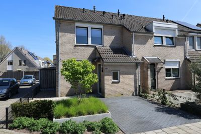 Hoekwoning Johannes Kamphuisstraat 1 in Vriezenveen