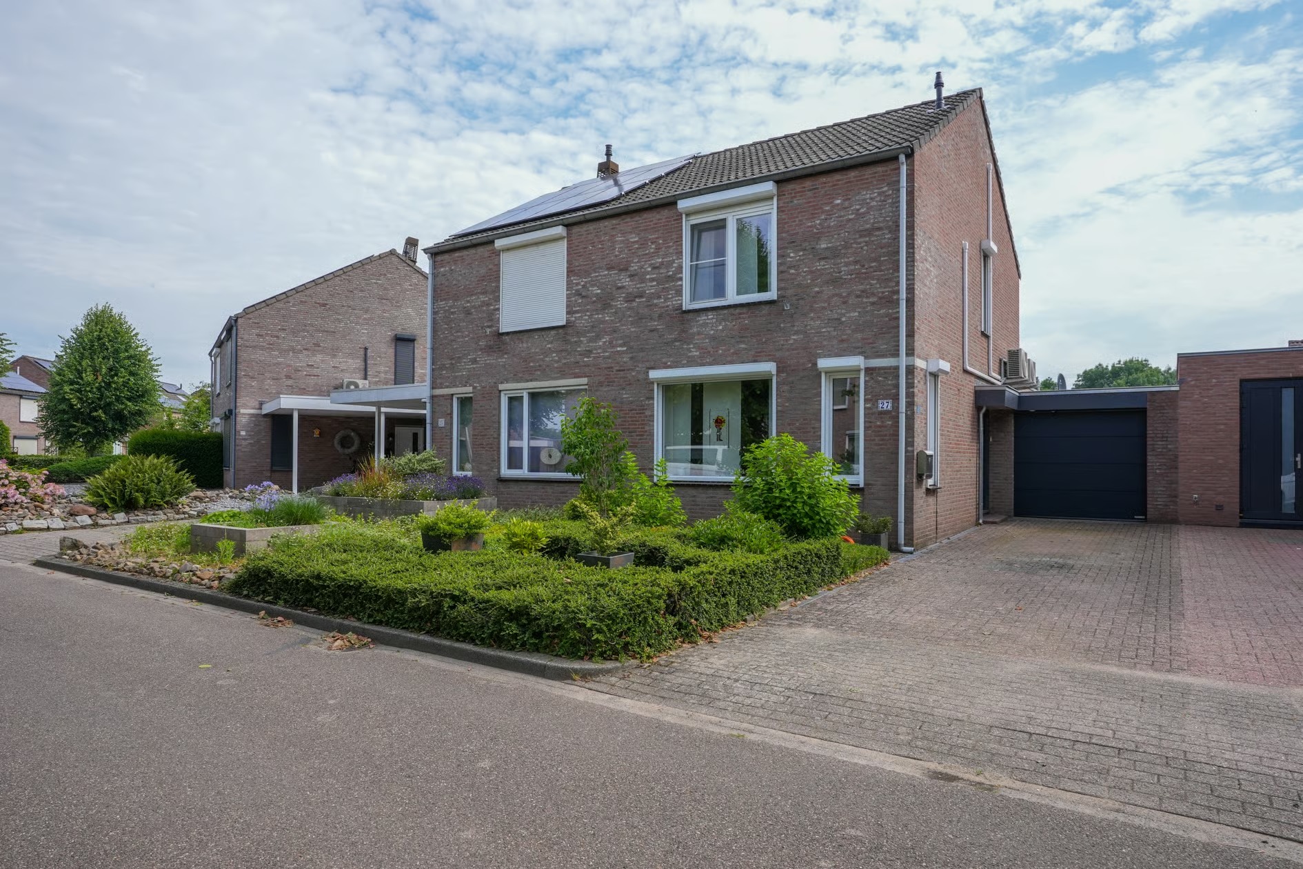 Geschakelde 2-onder-1-kapwoning Burg. Wijnandsstraat 27 in Eijsden