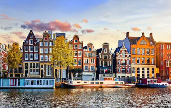 Vrijstaande woning Amstel 102 M in Amsterdam