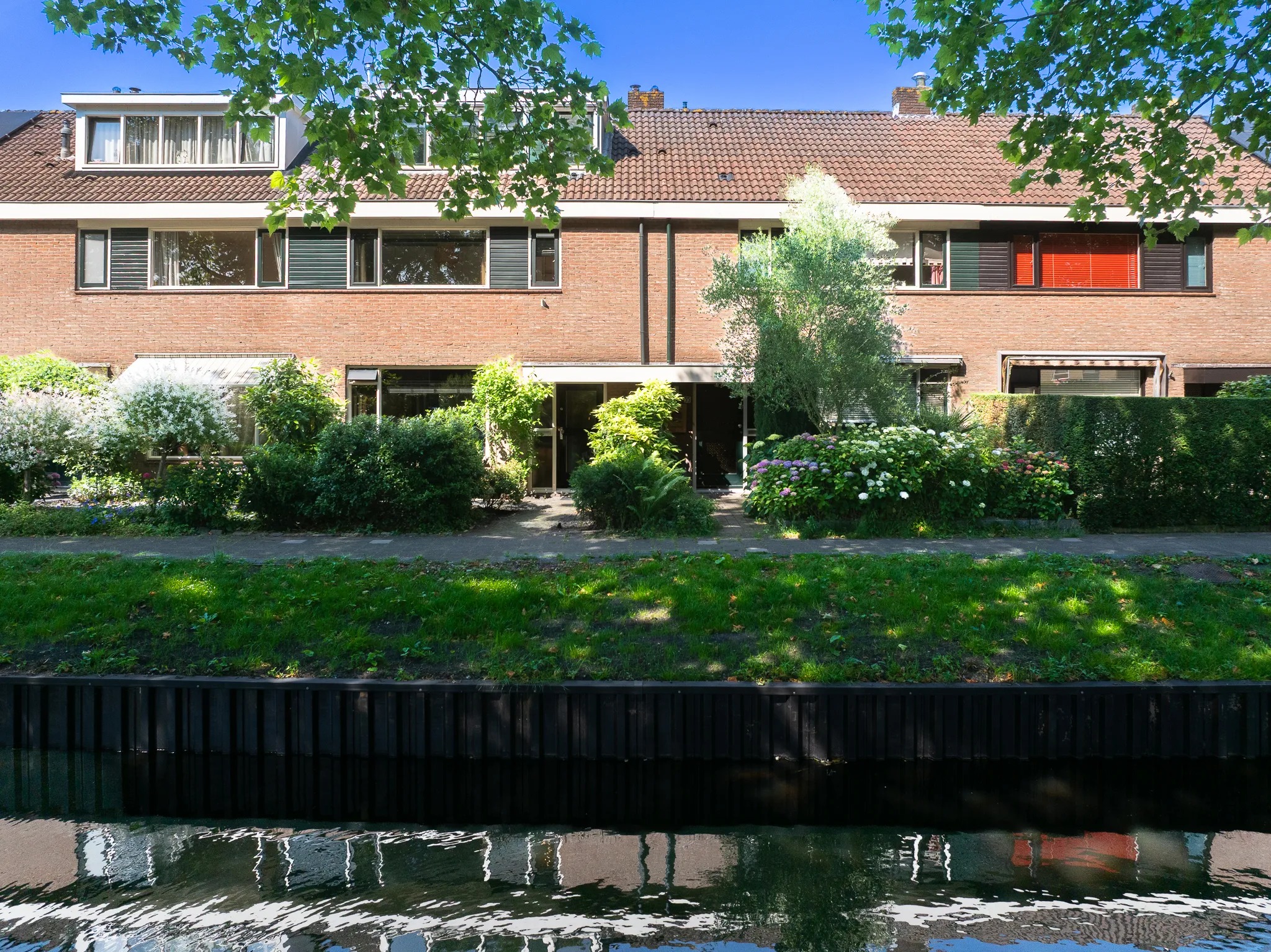 Tussenwoning Elbert Mooijlaan 57 in Kortenhoef