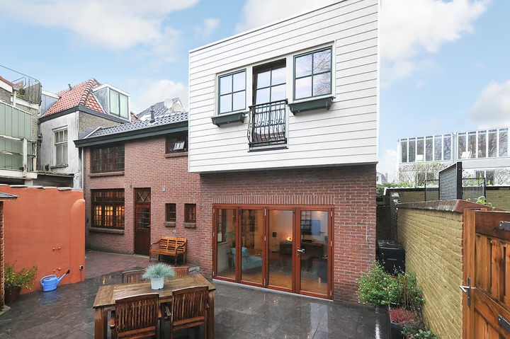 Herenhuis, halfvrijstaande woning (hofjeswoning) Verwersdijk 96 in Delft