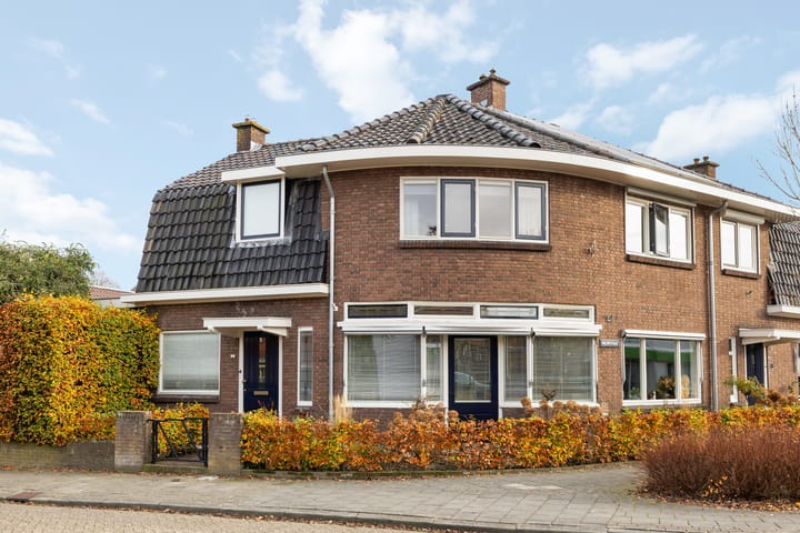 2-onder-1-kapwoning Stationsstraat 11 in Raalte