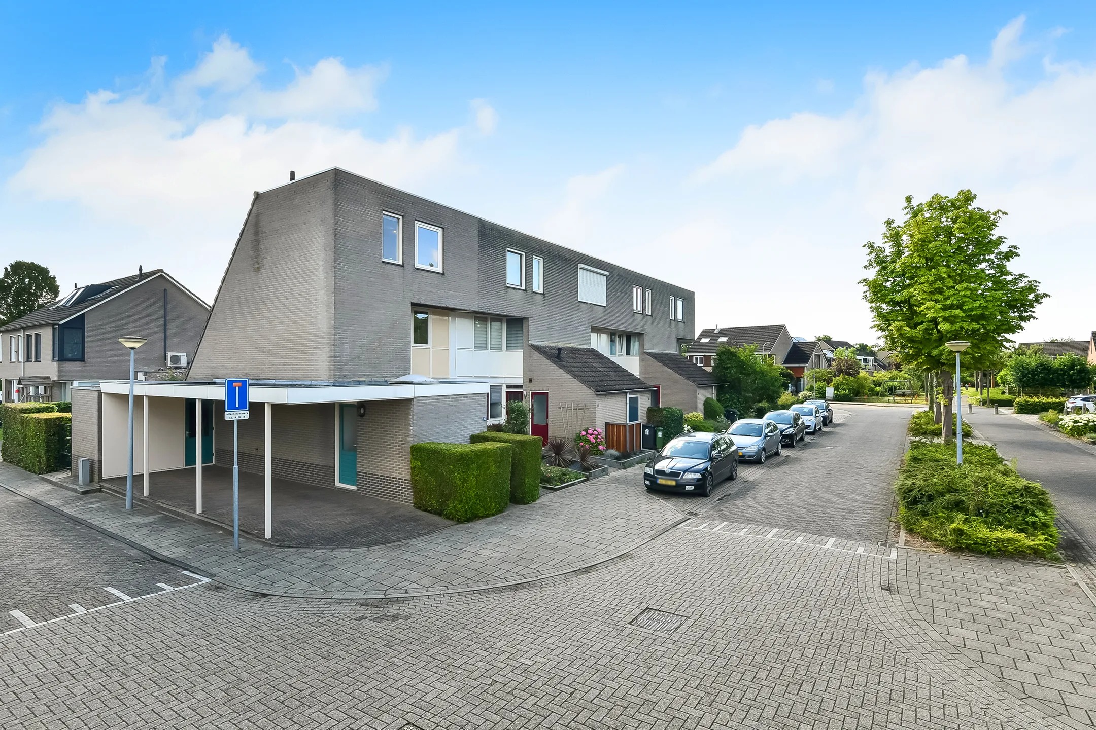 Hoekwoning Henriëtte Roland Holstlaan 10 in Elst