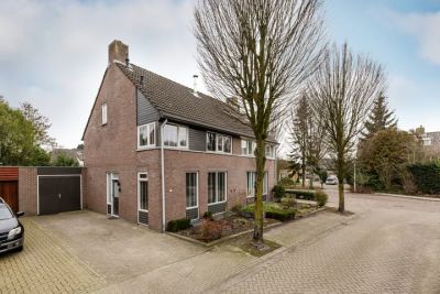 Geschakelde 2-onder-1-kapwoning de Helleweikes 14 in Oirschot