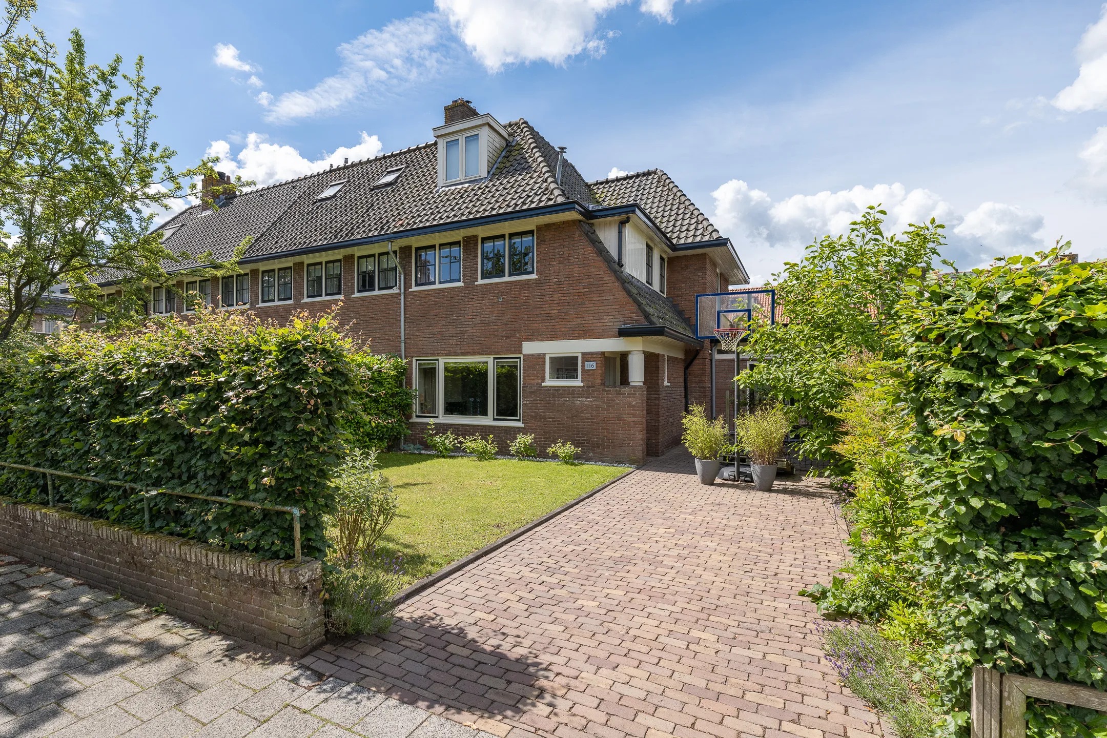 Hoekwoning K.P.C. de Bazelstraat 116 in Bussum