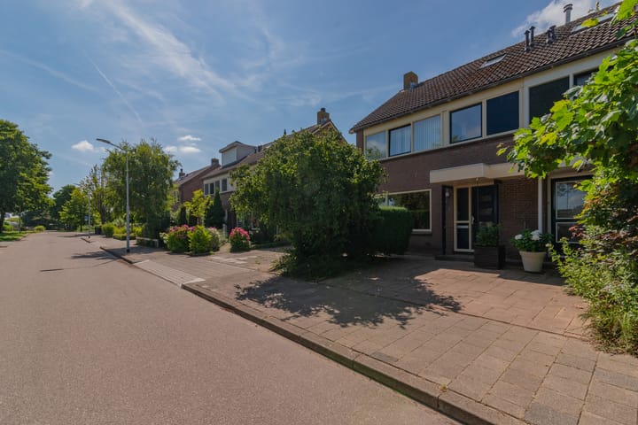 2-onder-1-kapwoning Leidsemeerstraat 65 in Buitenkaag