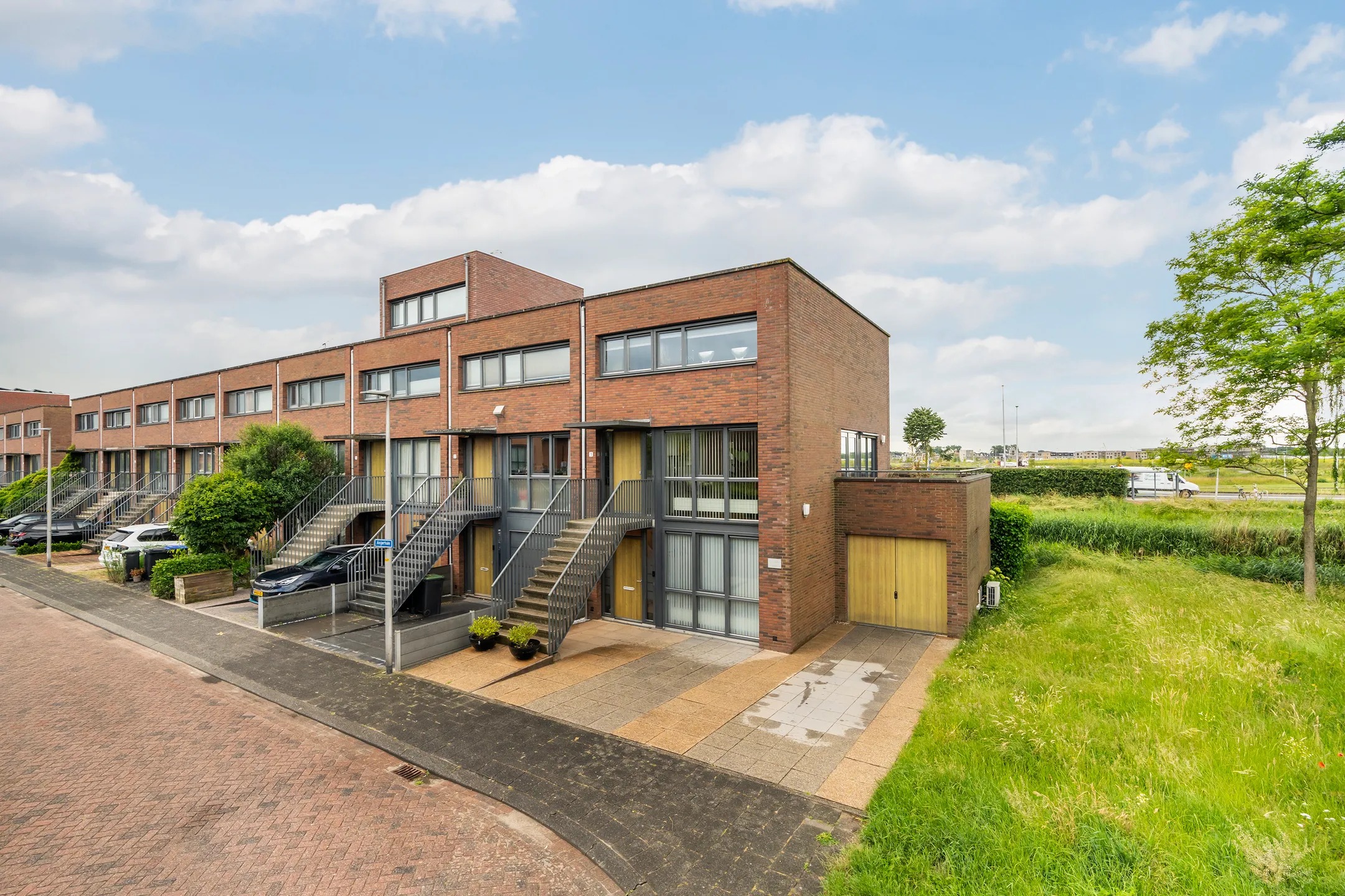 Hoekwoning (drive-in woning) Anjertuin 1 Bergschenhoek