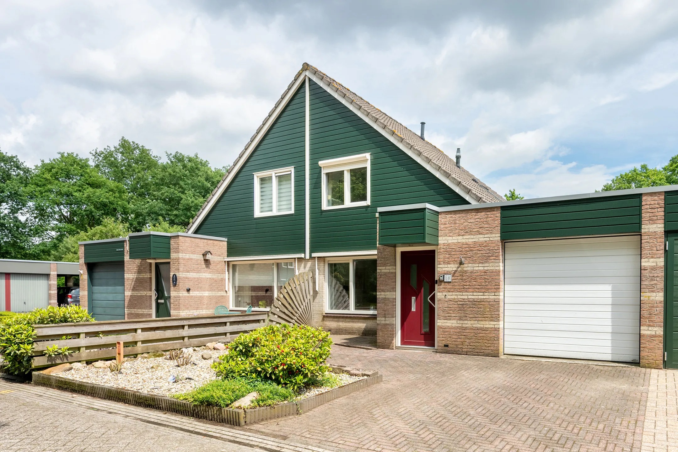 Geschakelde 2-onder-1-kapwoning Dwerguil 10 in Emmen