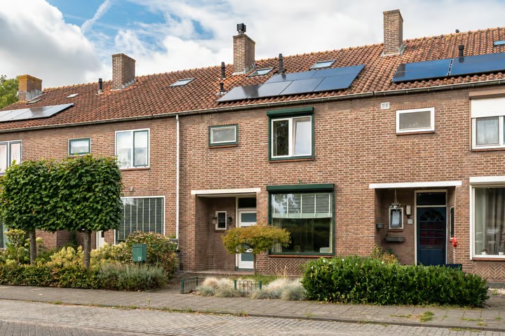Tussenwoning Burg. Allardstraat 21 in Geertruidenberg