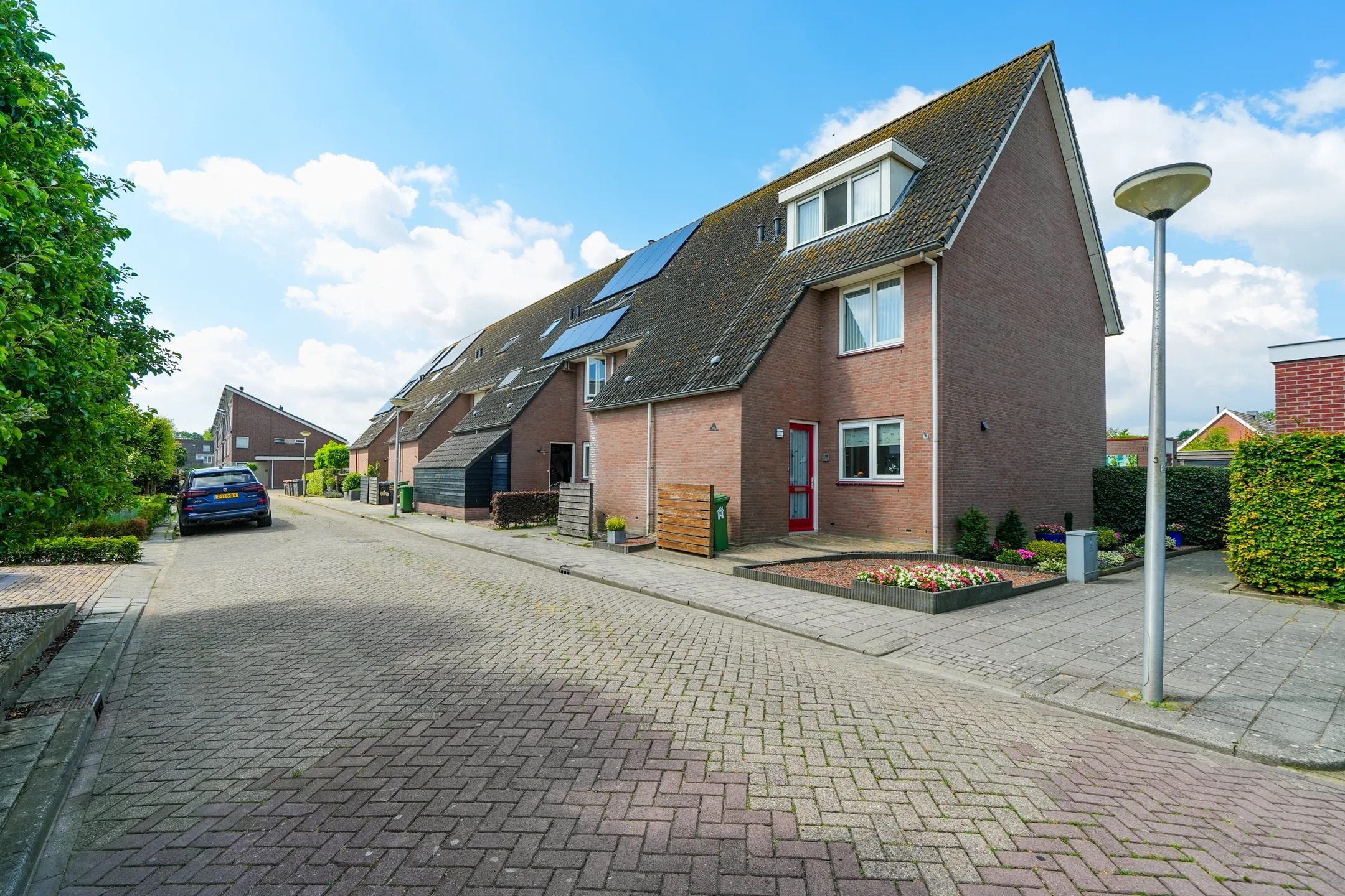 Hoekwoning (hofjeswoning) Fluitekruidstraat 16 Bleskensgraaf ca