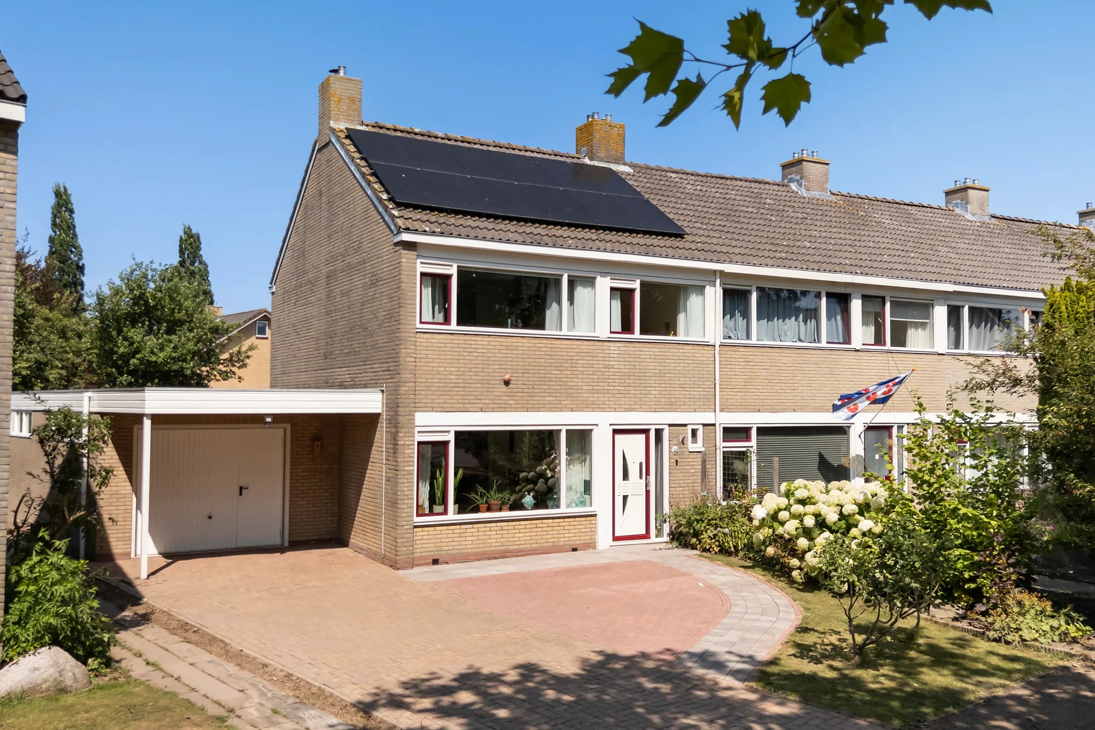 Hoekwoning Dr.Postmastraat 25 in Buitenpost