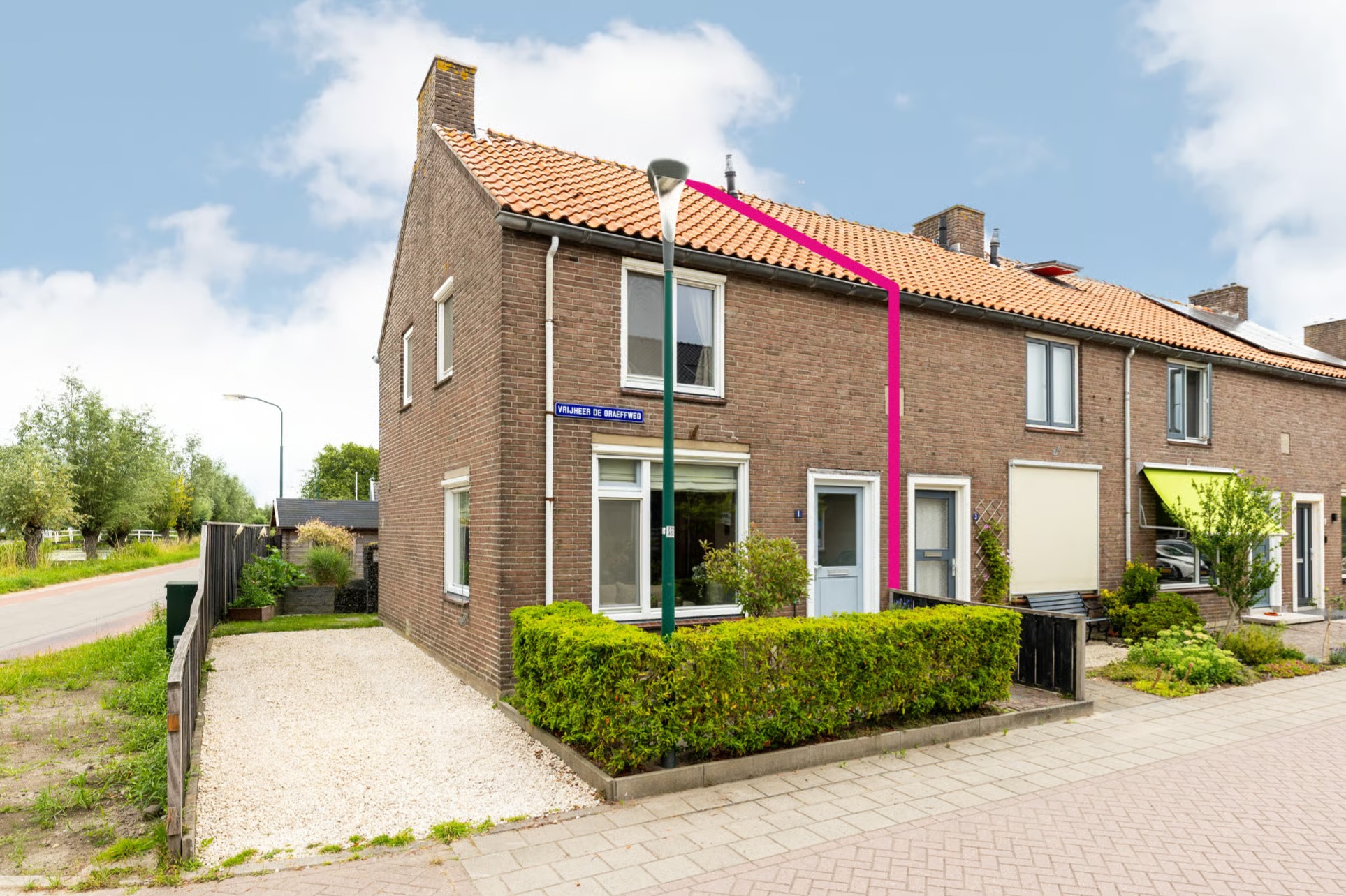 Hoekwoning Vrijheer de Graeffweg 1 in Polsbroek