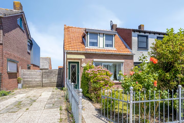 Tussenwoning Meester Willem Schorerstraat 9 in Hoofdplaat