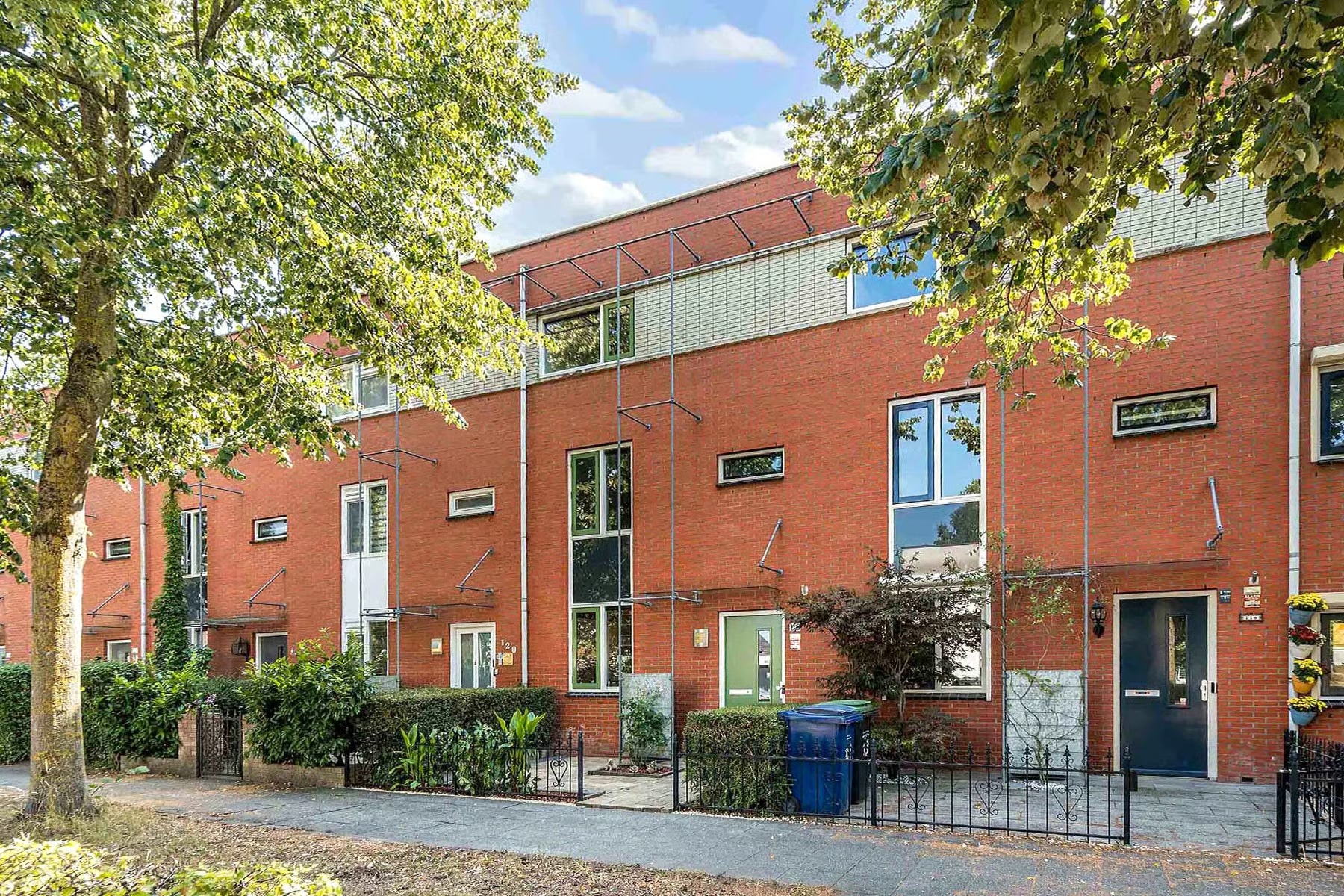 Tussenwoning (hofjeswoning) Hendrik Werkmanstraat 118 in Almere