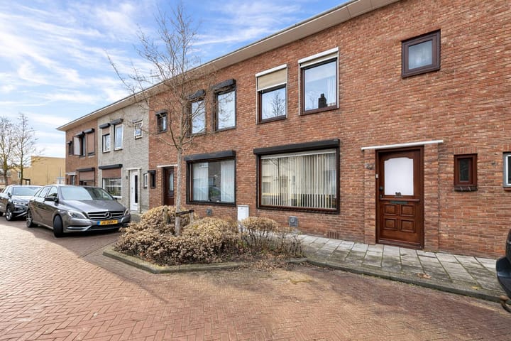 Tussenwoning Burgemeester I. van Houtestraat 27 in Oostburg