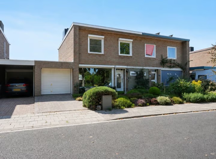 2-onder-1-kapwoning Margrietlaan 22 in Munstergeleen