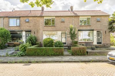 Tussenwoning van der Doeslaan 23 in Maasdam