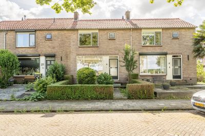 Tussenwoning van der Doeslaan 23 in Maasdam