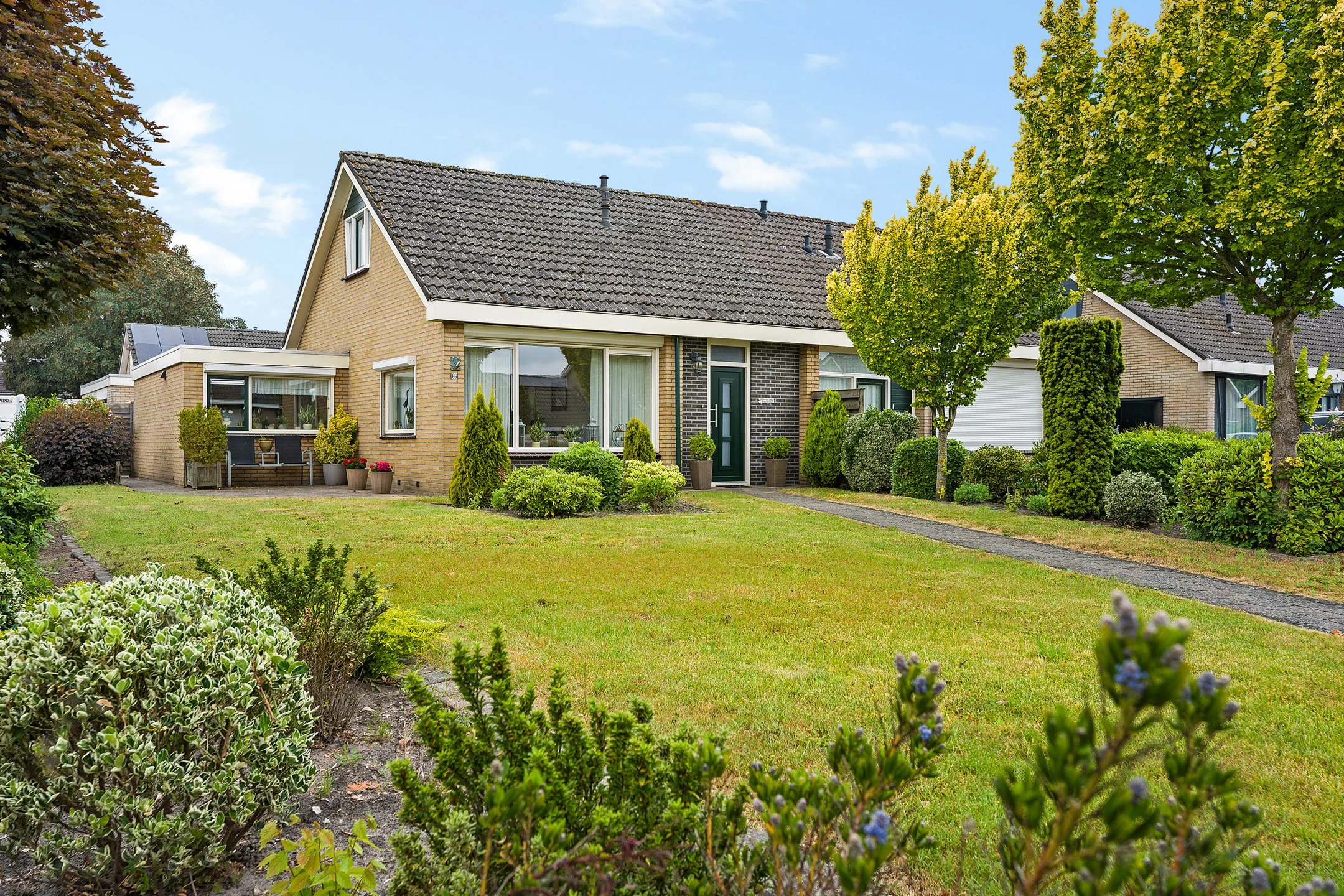 2-onder-1-kapwoning Middenweg 66 in Veenoord