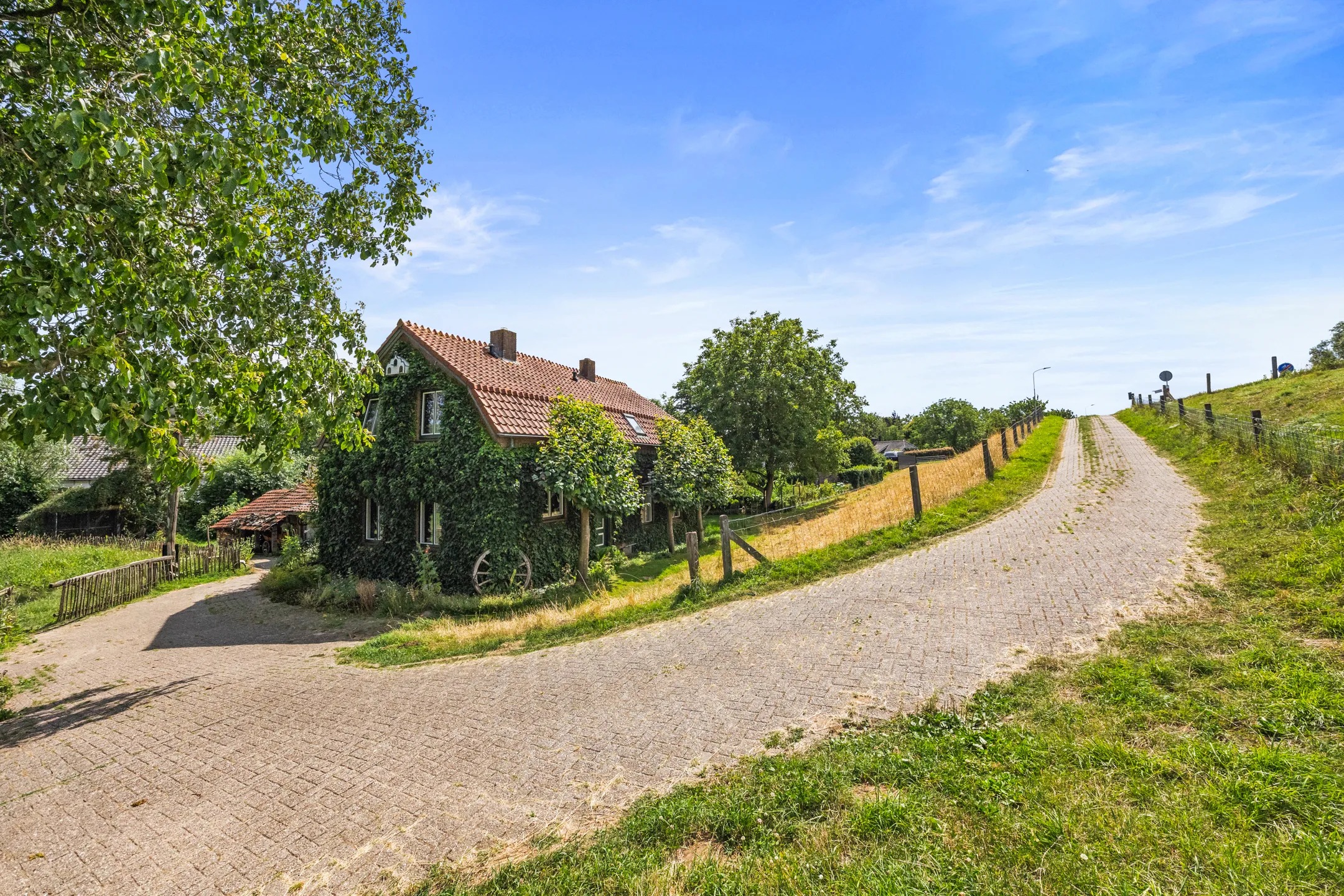 Vrijstaande woning (dijkwoning) Waalbandijk 117 in Wamel