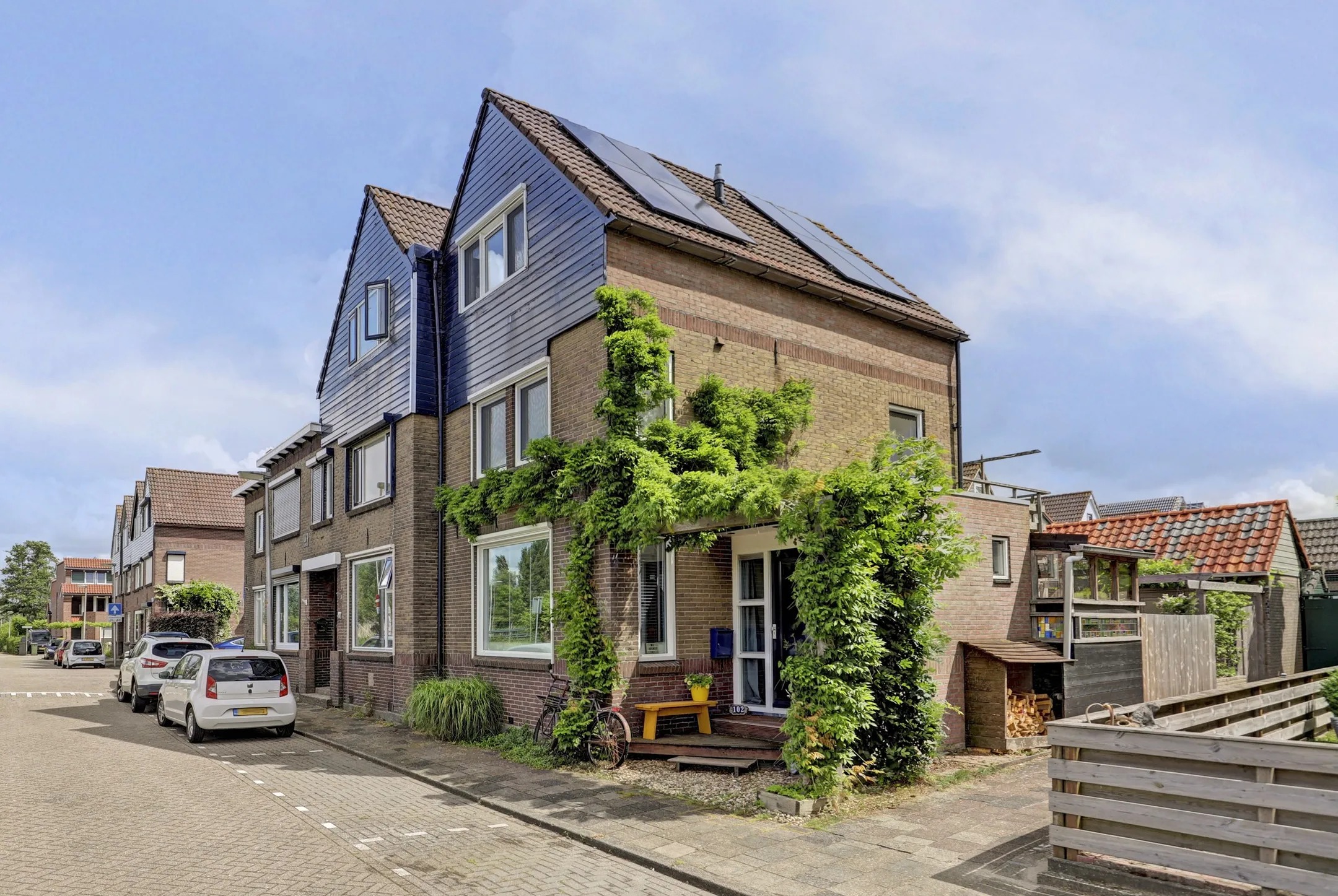 Hoekwoning Burgemeester Trooststraat 102 in Waddinxveen