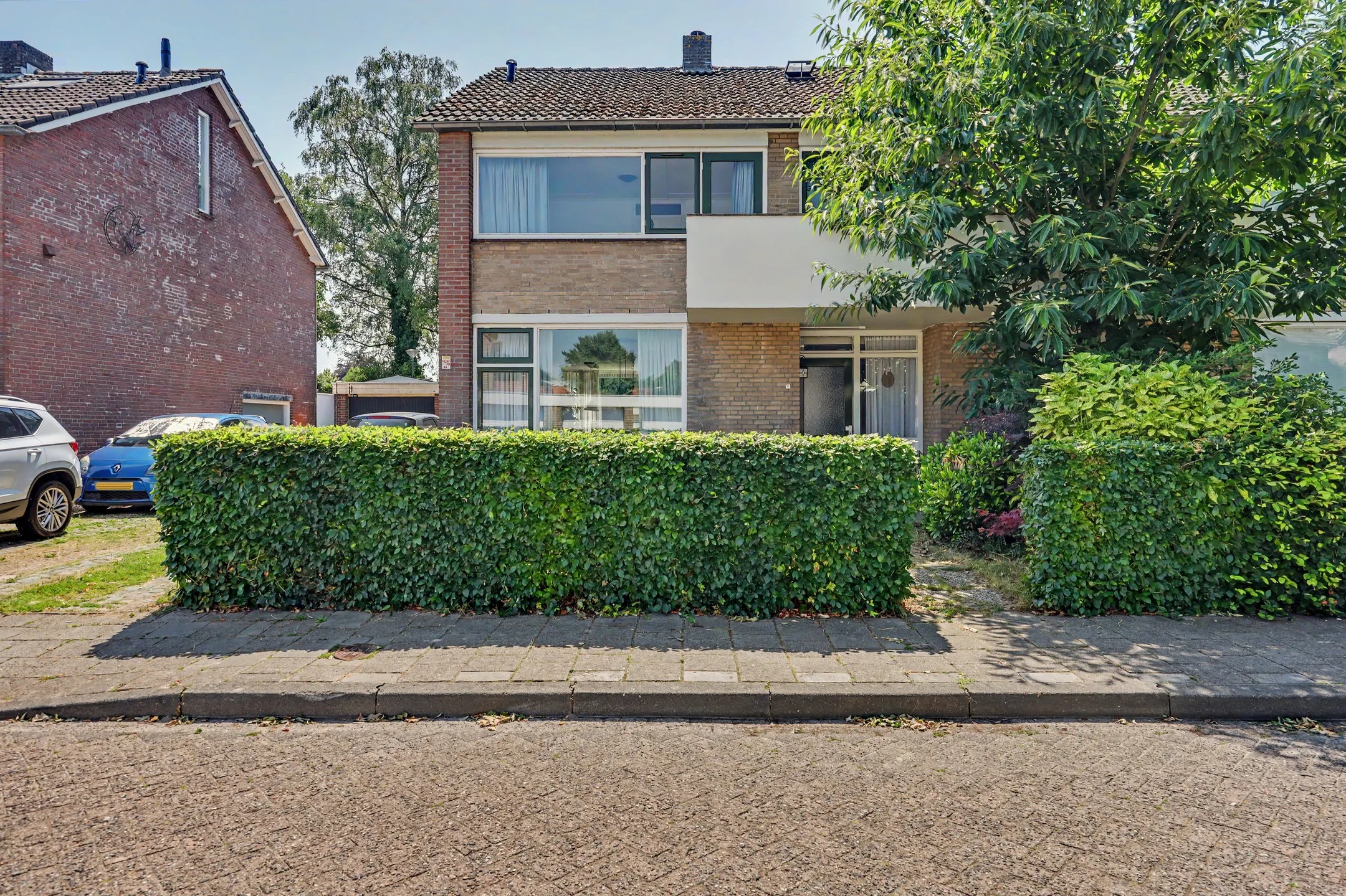 Geschakelde 2-onder-1-kapwoning Hofstade 11 in Alphen