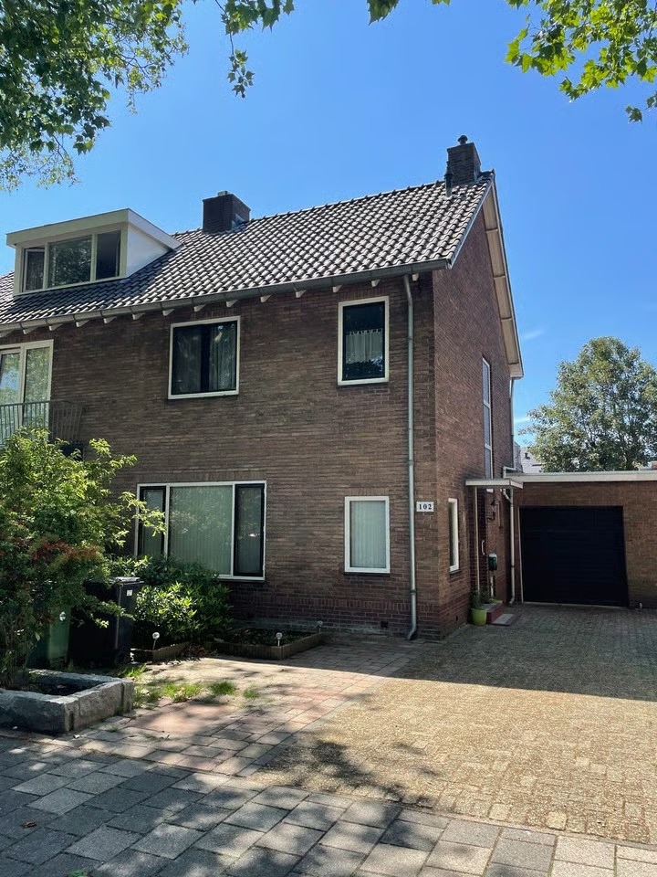 2-onder-1-kapwoning Burgemeester Amersfoordtlaan 102 in Badhoevedorp
