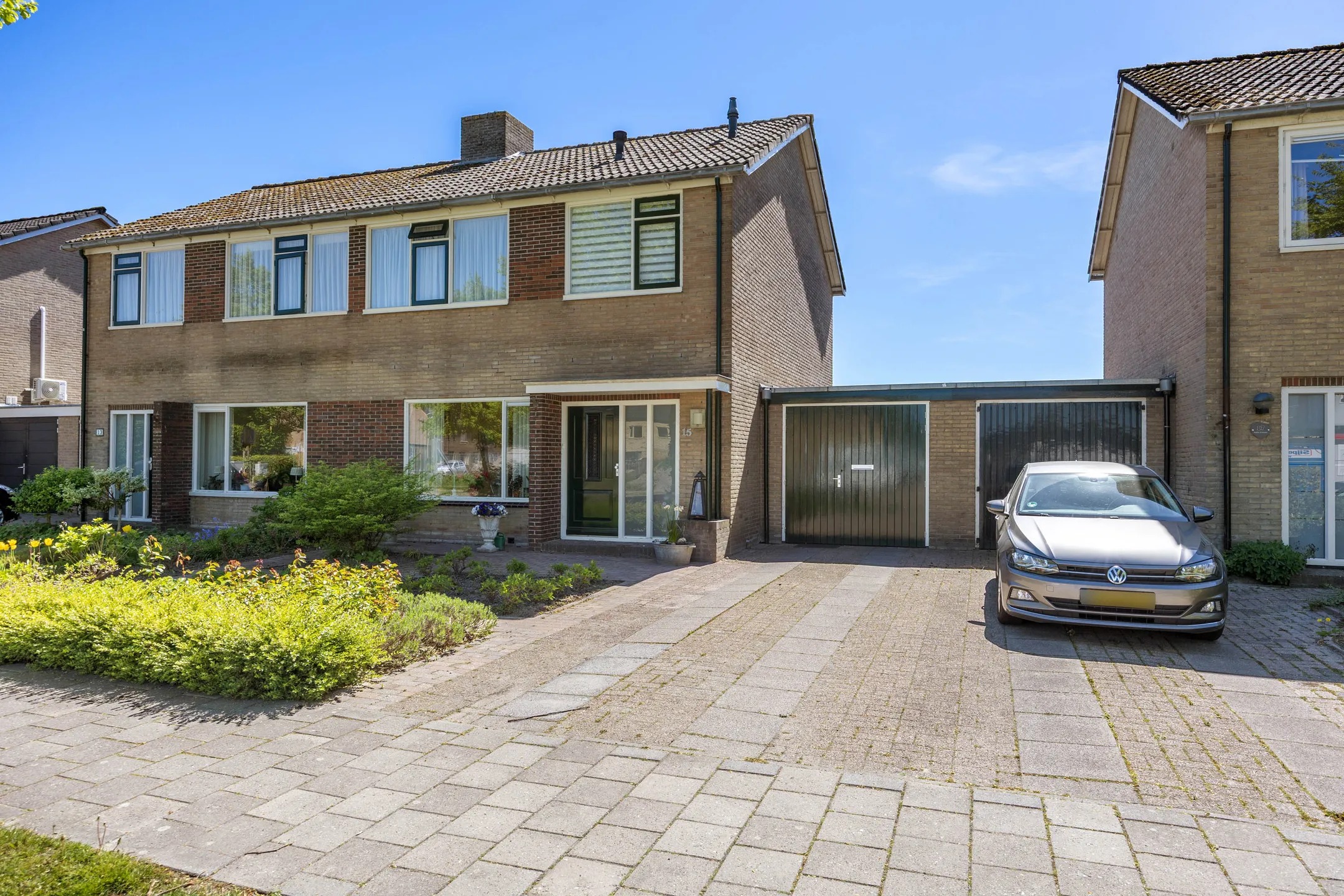 Geschakelde 2-onder-1-kapwoning J F Kennedylaan 15 in Uithuizen