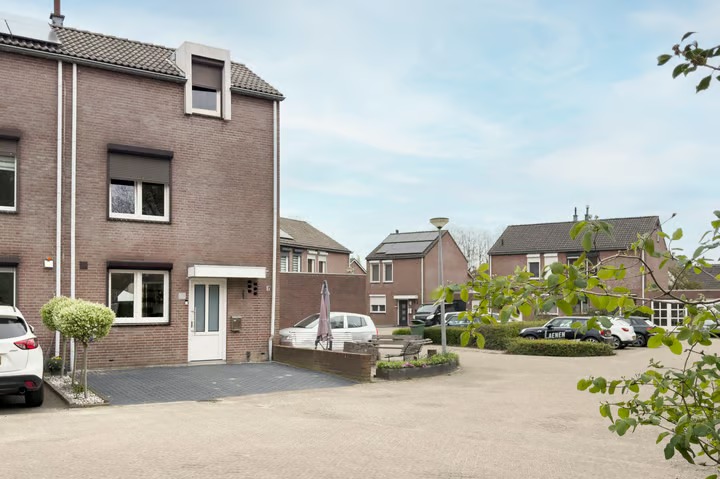 Geschakelde 2-onder-1-kapwoning Anemoonhof 28 in Weert