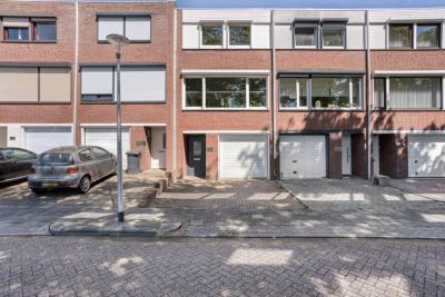 Eengezinswoning, tussenwoning Prof. Kamerlingh Onnesstraat 53 in Hoensbroek